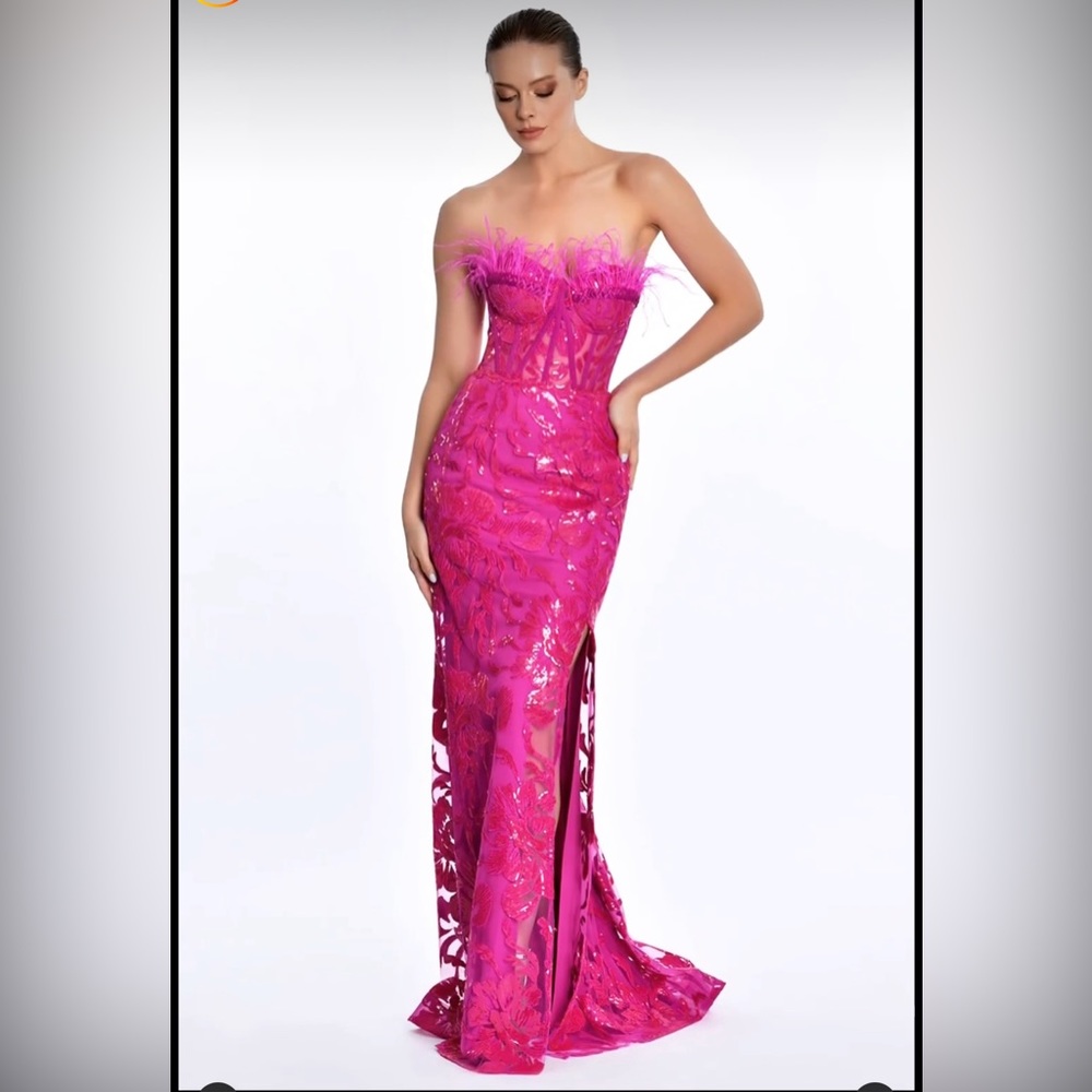 Alfa Beta Décolleté evening dress with corset top and feathers - Fuchsia